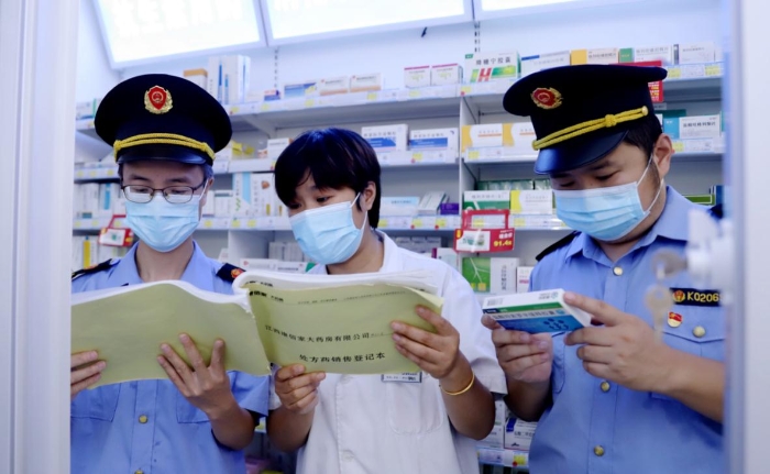 執(zhí)法人員查看藥店網(wǎng)絡藥品銷售登記并核對處方藥處方單