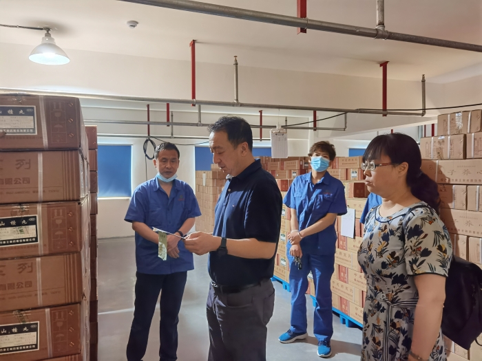 圖為吉林檢查分局在吉林市鹿王制藥股份有限公司開(kāi)展“大調(diào)研 大走訪”活動(dòng)。（葉陽(yáng)歡攝）