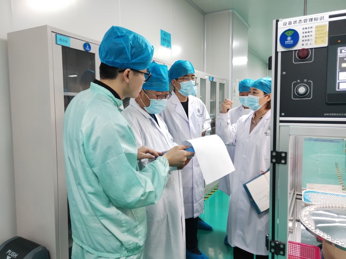 圖為吉林檢查分局在吉林瑞爾康隱形眼鏡有限公司檢查隱形眼鏡生產(chǎn)情況。（葉陽(yáng)歡攝）
