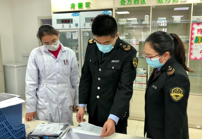 圖為該局監(jiān)管人員檢查一家藥品零售藥企業(yè)的產(chǎn)品進(jìn)出庫情況。 
