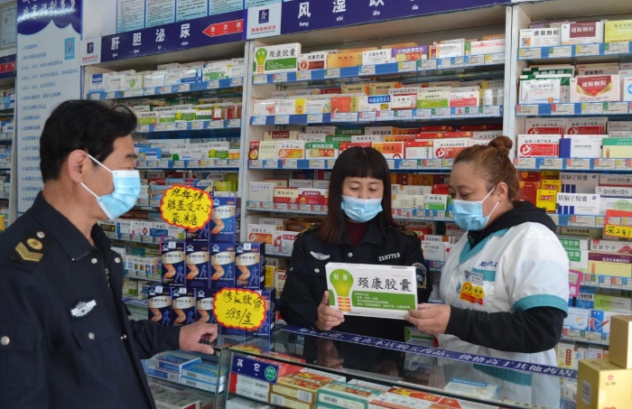 圖為該局工作人員在一家藥品連鎖企業(yè)門店進(jìn)行檢查。