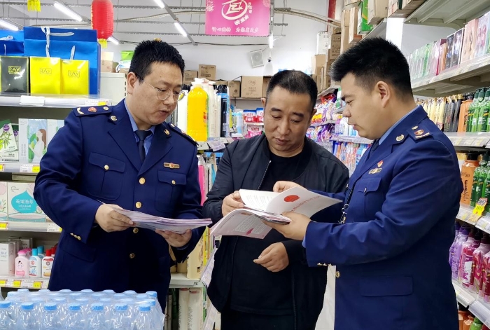 圖為工作人員向化妝品經(jīng)營者宣傳《化妝品監(jiān)督管理?xiàng)l例》