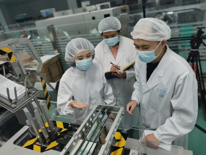 圖為藥品包裝線檢查現(xiàn)場(chǎng)。