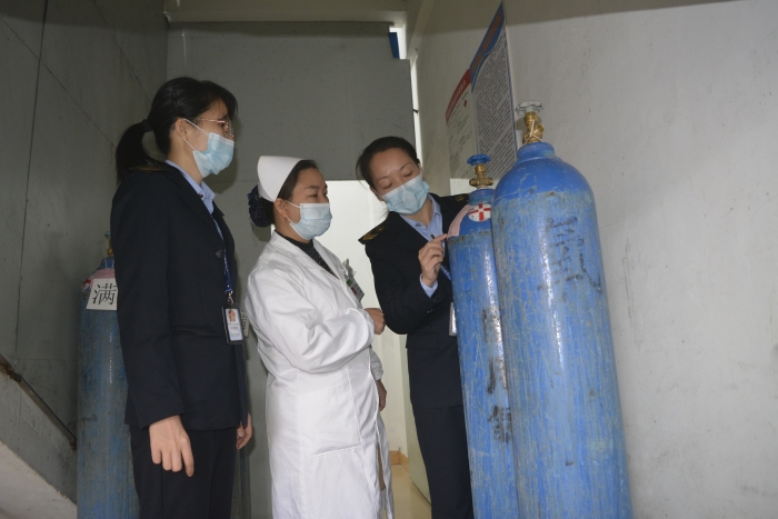 圖為執(zhí)法人員在某醫(yī)療單位檢查醫(yī)用氧。