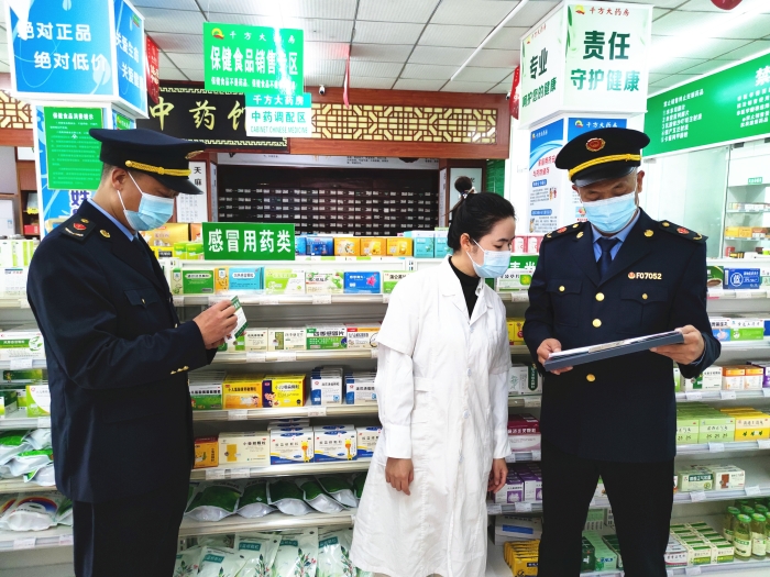 圖為執(zhí)法人員在一家藥店檢查。