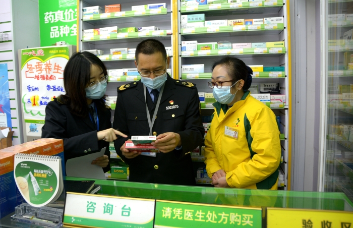 圖為執(zhí)法人員在一家零售藥店檢查特殊藥品銷售情況。