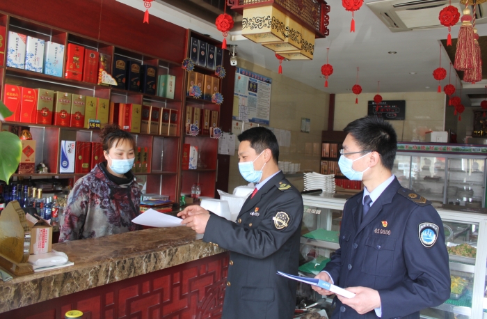 圖為執(zhí)法人員在一餐飲店進(jìn)行檢查和現(xiàn)場(chǎng)指導(dǎo)。
