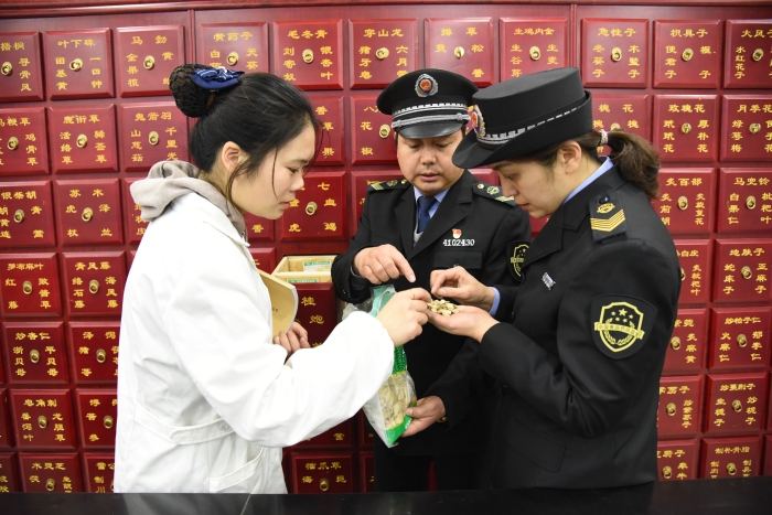圖為執(zhí)法人員正在一家企業(yè)檢查中藥飲片質(zhì)量。