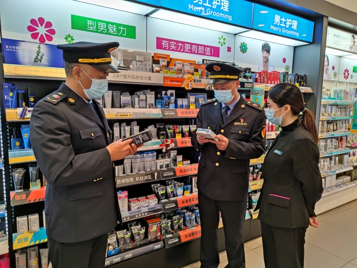 圖為執(zhí)法人員在一家化妝品專賣店檢查。