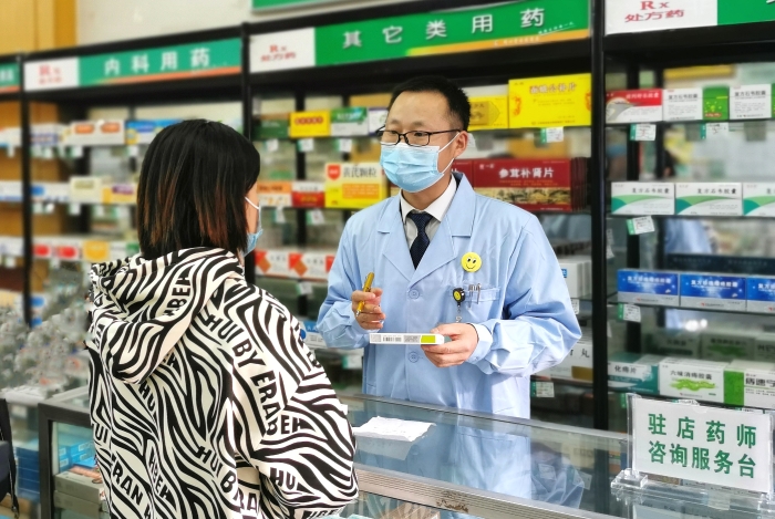胥向平為顧客講解藥品知識(shí)
