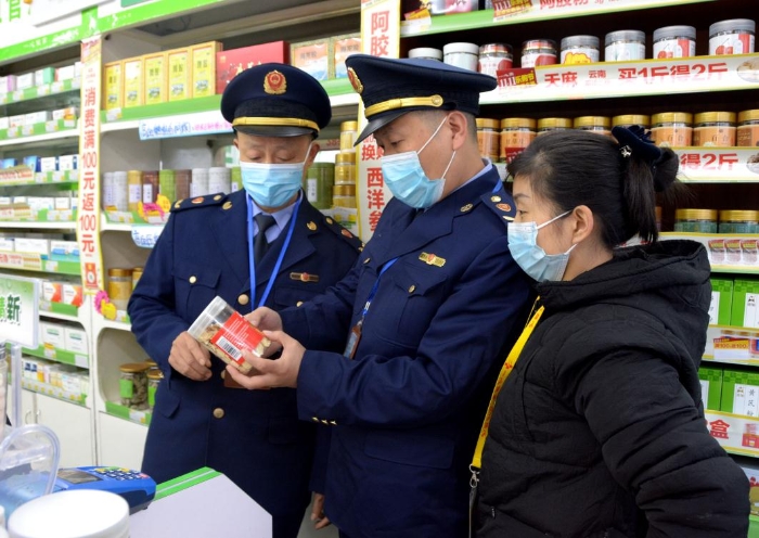 圖為該局江北街道市場(chǎng)監(jiān)管所執(zhí)法人員在一家藥店核查。