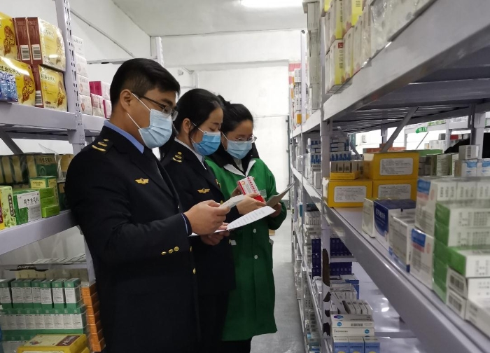 圖為該分局監(jiān)管人員在一家藥品零售連鎖企業(yè)檢查。