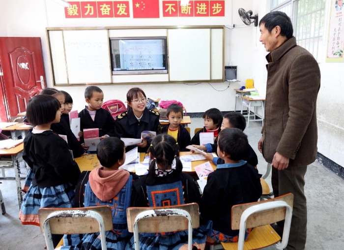 圖為，12月22日，南丹縣市場局組織監(jiān)管人員給八圩瑤族鄉(xiāng)塘浪小學(xué)的師生們傳授藥品安全知識。