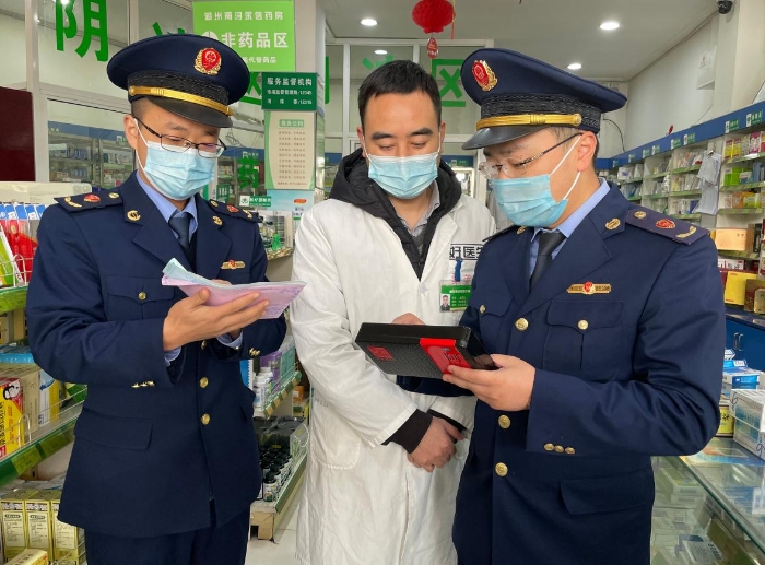 圖為該局執(zhí)法人員正在一家藥店經(jīng)銷的冬季滋補(bǔ)類藥品的進(jìn)出臺(tái)帳信息進(jìn)行認(rèn)真核查。