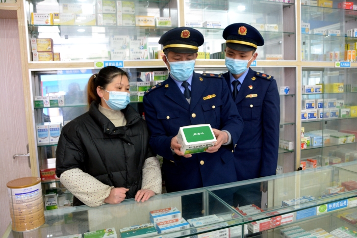 圖為該局石沱鎮(zhèn)市場(chǎng)監(jiān)管所執(zhí)法人員在一家藥店檢查。