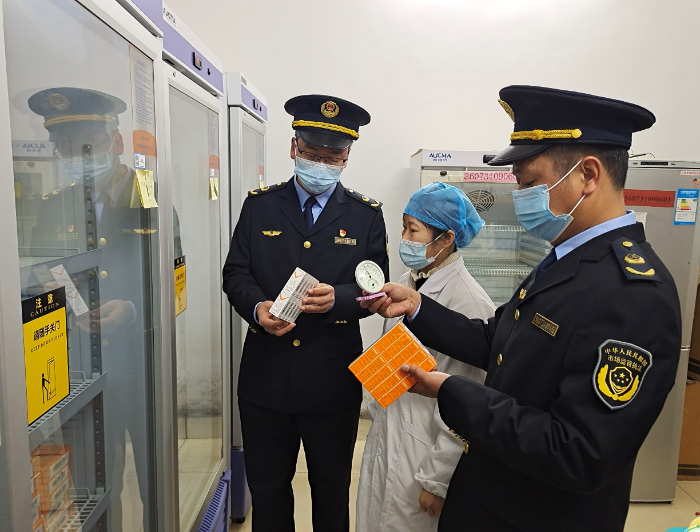 圖為1月5日?qǐng)?zhí)法人員在一家鄉(xiāng)鎮(zhèn)衛(wèi)生院檢查疫苗質(zhì)量。