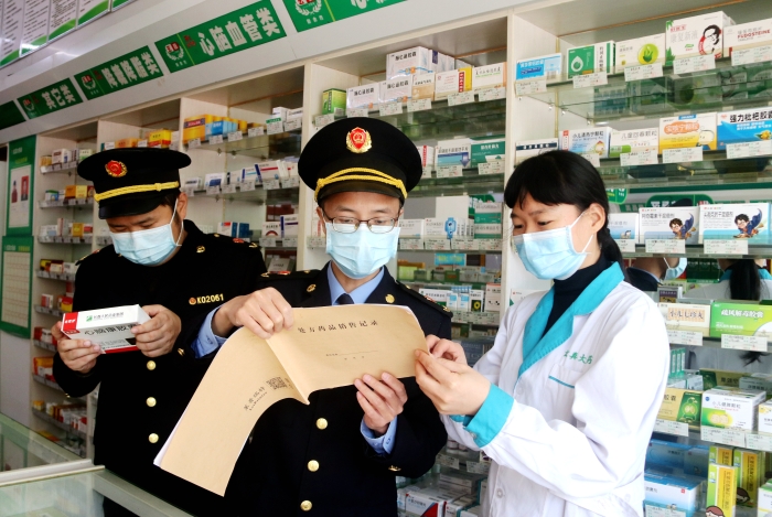 圖為1月7日該局執(zhí)法人員在一家藥店檢查。