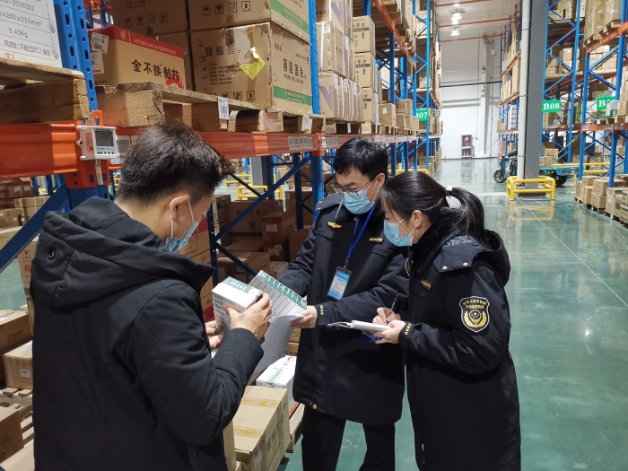 圖為檢查現(xiàn)場。（顏彩虹 攝）