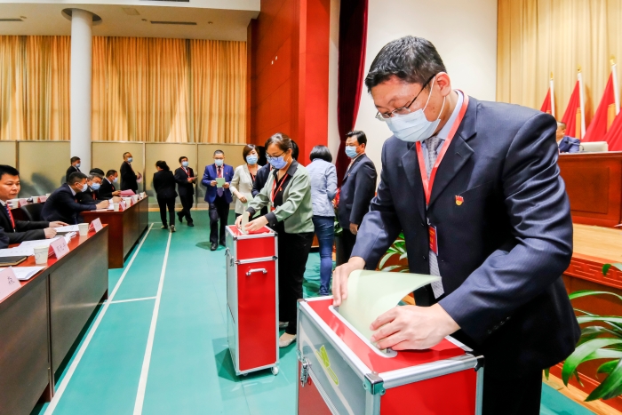 圖為2021年6月16日，中共山東省藥監(jiān)局機關(guān)第一次代表大會舉行省局機關(guān)第一屆委員會委員和第一屆紀(jì)律檢查委員會委員選舉投票。
