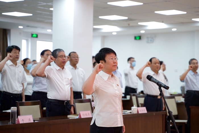 圖為2021年7月1日，山東省藥監(jiān)局組織黨員觀看慶祝中國共產(chǎn)黨成立100周年大會并進(jìn)行集體宣誓。