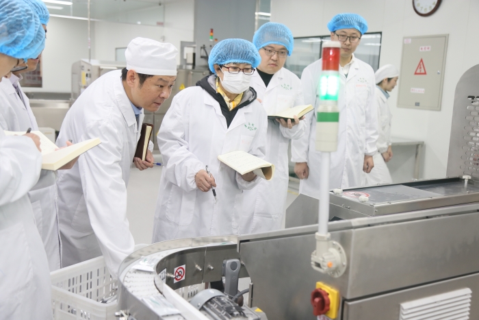 圖為區(qū)域檢查第五分局組織開展的藥品生產(chǎn)安全隱患大排查大整治行動中，監(jiān)管人員在一家企業(yè)查看生產(chǎn)關(guān)鍵環(huán)節(jié)數(shù)據(jù)。