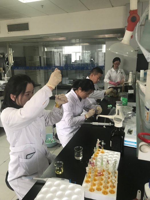 圖為山東省食品藥品檢驗研究院工作人員在對阿膠進行檢驗。