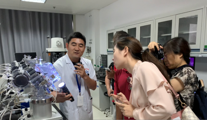   圖為山東省醫(yī)療器械和藥品包裝檢驗研究院工作人員在檢驗室開放日活動中向公眾介紹人工心臟瓣膜檢驗過程。