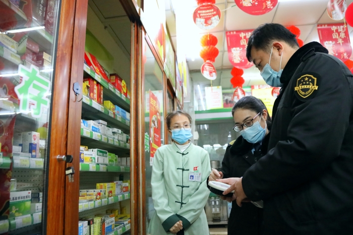 圖為1月19日執(zhí)法人員在一家藥店檢查。（何正君 攝）