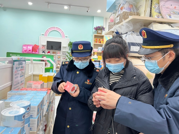 圖為執(zhí)法人員在一家母嬰用品專(zhuān)賣(mài)店檢查。