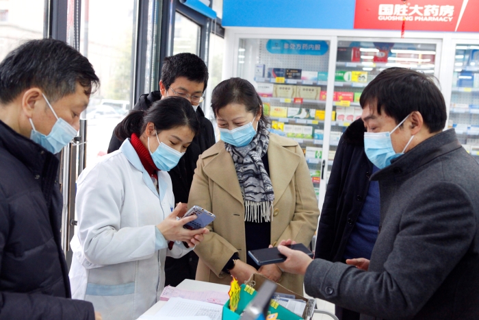 圖為安徽省藥監(jiān)局局長(zhǎng)吳麗華（左四）檢查“一退兩抗”藥品的實(shí)名銷售登記情況。（邵亮  攝）