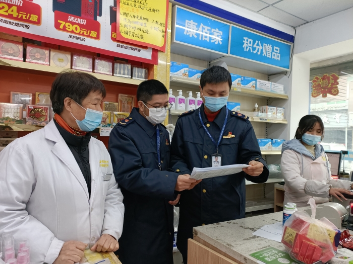 圖為監(jiān)管人員在藥店進行檢查。