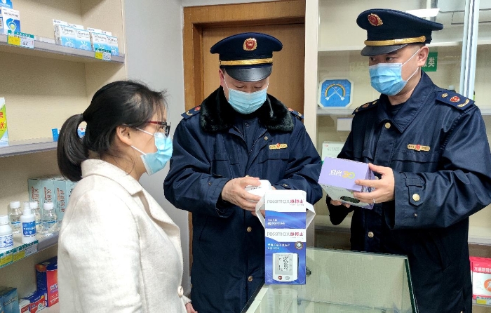 圖為該局執(zhí)法人員在一家電商企業(yè)檢查線下藥械質(zhì)量。