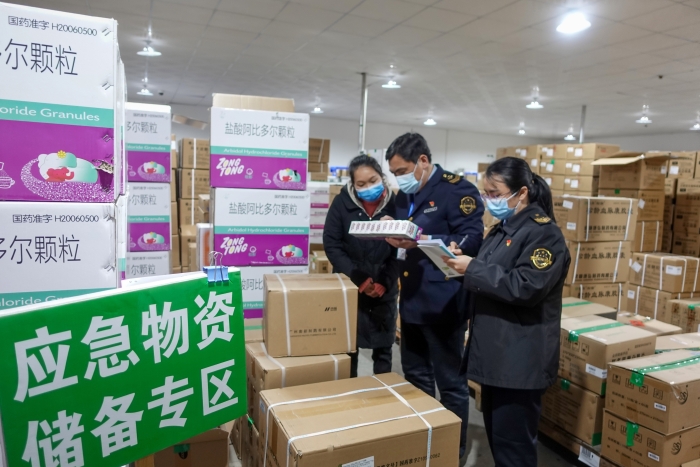 圖為廣西壯族自治區(qū)藥監(jiān)局百色檢查分局實(shí)地檢查防疫藥品質(zhì)量安全。（黃丹 攝）