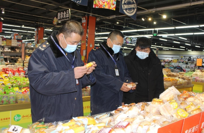 圖為執(zhí)法人員在一商場檢查食品安全。