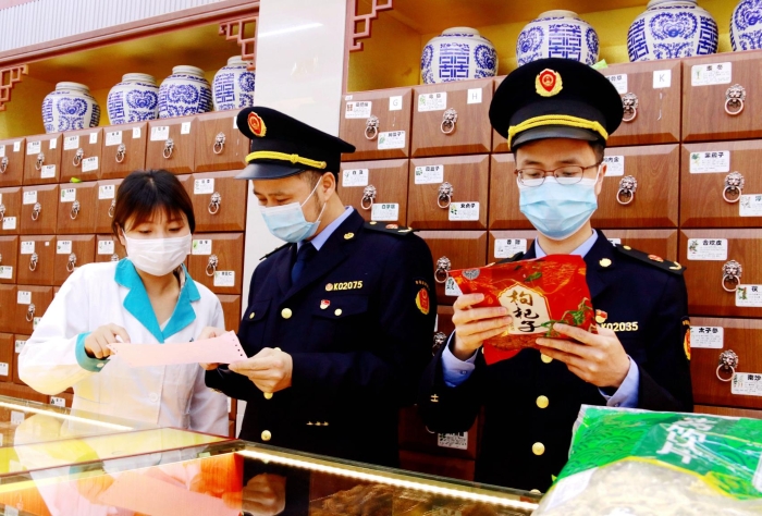圖為2月14日，該局執(zhí)法人員在一家零售藥店檢查中藥飲片質(zhì)量。