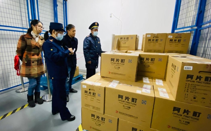 圖為執(zhí)法人員對藥品生產(chǎn)企業(yè)生產(chǎn)過程中使用的麻醉藥品使用記錄進行檢查。
