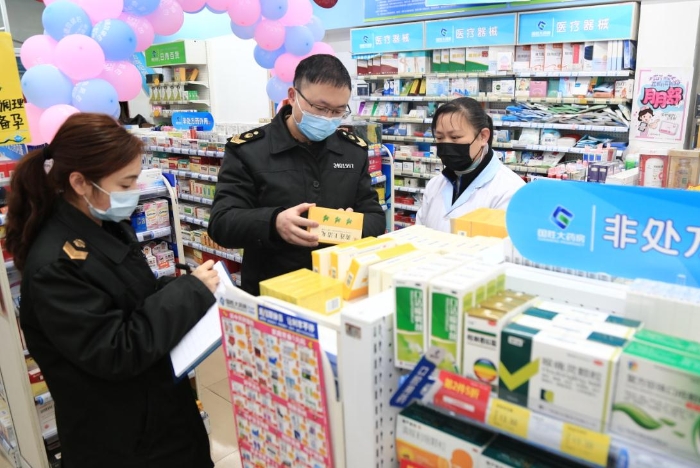 圖為監(jiān)管人員對一家藥店非處方藥進(jìn)行檢查。