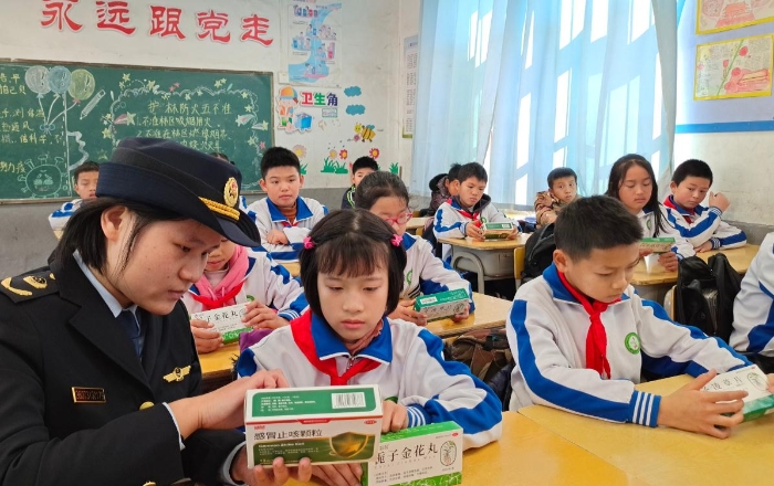 圖為工作人員在嶺背鎮(zhèn)中心小學(xué)向同學(xué)們講解藥品安全知識。