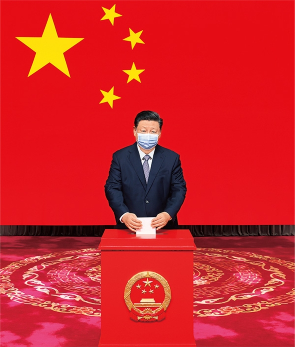 2021年11月5日，中共中央總書記、國家主席、中央軍委主席習(xí)近平在北京市西城區(qū)中南海選區(qū)懷仁堂投票站參加區(qū)人大代表選舉投票。 新華社記者 鞠鵬/攝