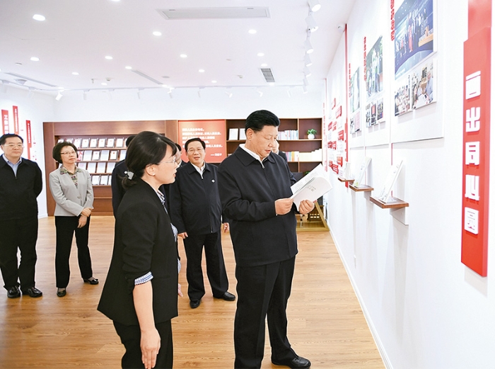 2019年11月2日至3日，中共中央總書記、國家主席、中央軍委主席習(xí)近平在上海考察。這是2日下午，習(xí)近平在長寧區(qū)虹橋街道古北市民中心考察，了解社區(qū)開通社情民意直通車、服務(wù)基層群眾參與立法工作等情況。 新華社記者 謝環(huán)馳/攝