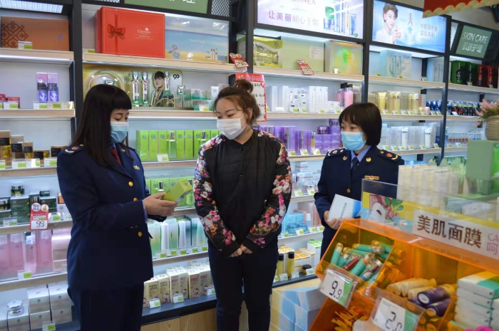 圖為該局執(zhí)法人員在一家化妝品專營店進(jìn)行檢查。
