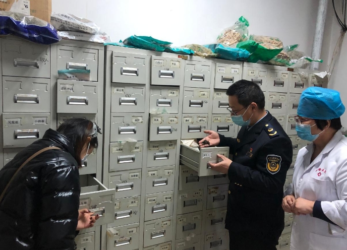 圖為庫爾勒市執(zhí)法人員對中藥材進行檢查。