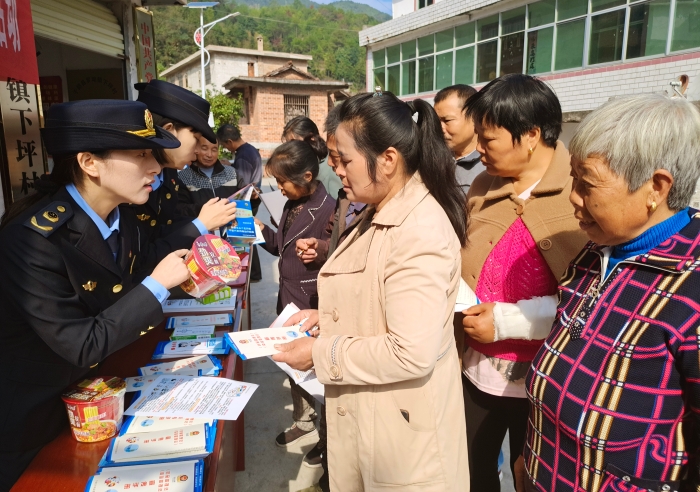 圖為工作人員為群眾講解食品安全知識。