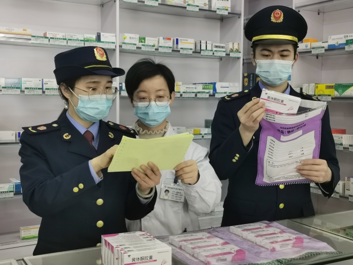 圖為執(zhí)法人員對一家藥店的婦科用藥開展抽樣檢查。