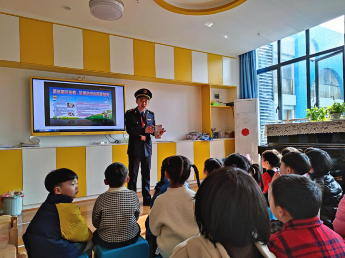 圖為3月3日?qǐng)?zhí)法人員給南豐縣第二幼兒園的學(xué)生們講解安全用藥知識(shí)。