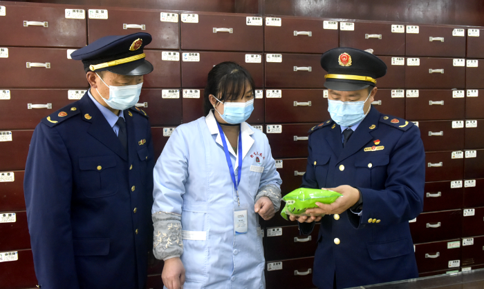 圖為龍?zhí)舵?zhèn)執(zhí)法人員檢查中藥飲片是否霉?fàn)€變質(zhì)。