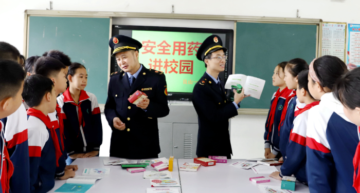 圖為3月14日，工作人員在給學(xué)生們講解安全用藥知識(shí)。