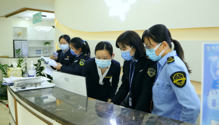 圖為執(zhí)法人員對(duì)醫(yī)療美容器械登記情況進(jìn)行檢查。