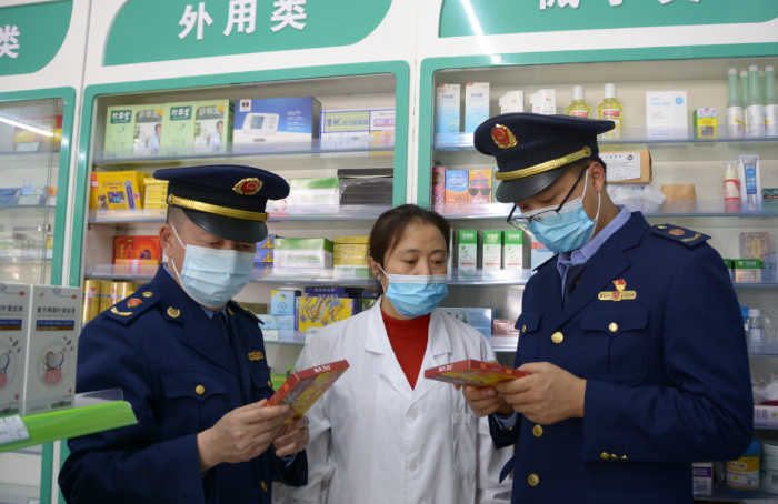 圖為3月11日?qǐng)?zhí)法人員在武陵山景區(qū)附近藥店檢查械字號(hào)膏藥。
