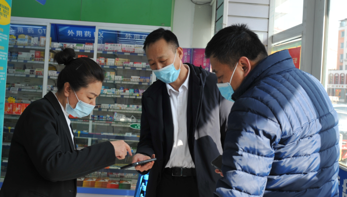 圖為錦州市市場監(jiān)管局局長宋躍卓（右二）帶隊在一家藥店暗訪。